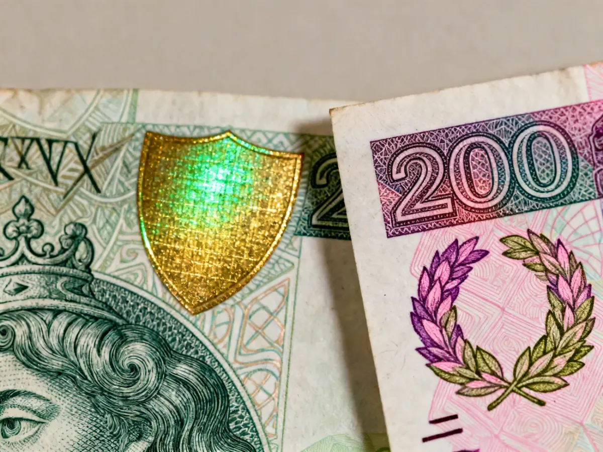 Porównanie zmieniających kolor zabezpieczeń na dwóch banknotach 200 zł