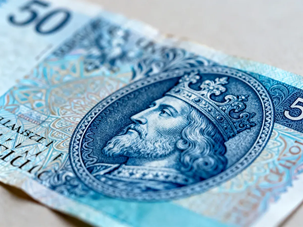 Współczesny niebieski banknot 50 zł z portretem Kazimierza Wielkiego
