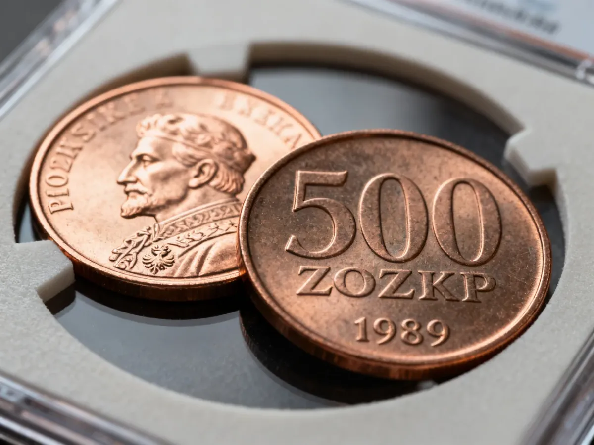 Dwie monety 500 zł z 1989 roku na powierzchni kolekcjonerskiej